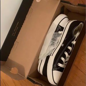 Low Top converse sneakers